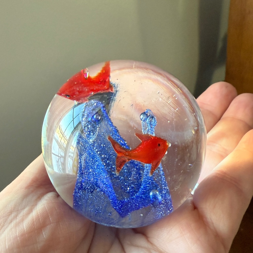 Beautiful vintage art glass paperweight/decor